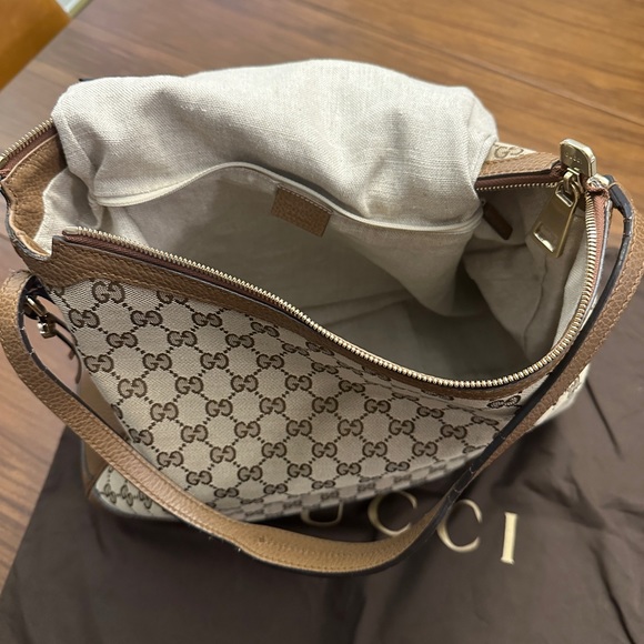 Gucci signature hobo bag leather bottom and handle. Original dust bag included. - Picture 7 of 13